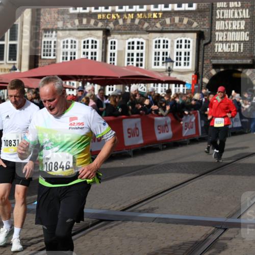 05.10.2025 - 20. swb-Marathon Bremen Yannick Fuchs http://msf.ph/oto/9256763 05.10.2025 11:16:11 Ziel 7109, 8476, 10220, 10355, 10831, 10846, 11331, 11375 meine-sportfotos.de