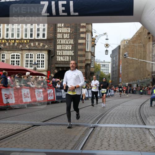 05.10.2025 - 20. swb-Marathon Bremen Yannick Fuchs http://msf.ph/oto/9256887 05.10.2025 10:47:02 Ziel 9413, 10452, 10509, 10661, 10750, 11189 meine-sportfotos.de