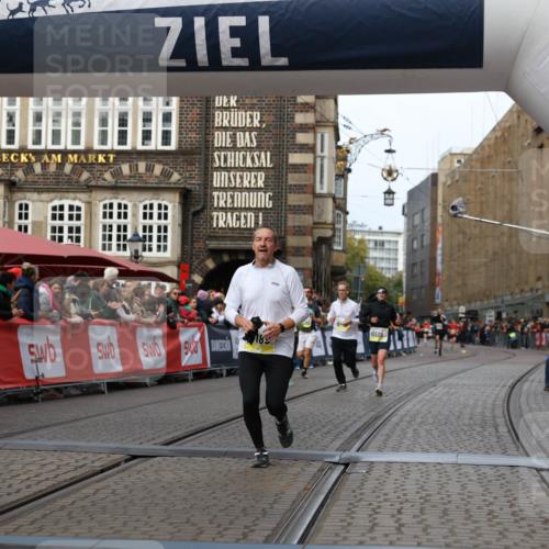 05.10.2025 - 20. swb-Marathon Bremen Yannick Fuchs http://msf.ph/oto/9256906 05.10.2025 10:47:02 Ziel 9413, 10452, 10509, 10661, 10750, 11189 meine-sportfotos.de