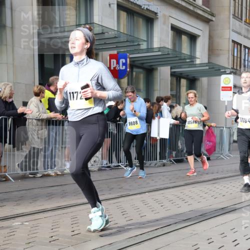 05.10.2025 - 20. swb-Marathon Bremen Strokosch-Dieckow http://msf.ph/oto/9256907 05.10.2025 10:58:04 Ziel 7077, 9174, 9330, 9430, 9433, 9462, 9472, 9608, 9766, 9820, 9913, 9952, 10049, 10055, 10084, 10261, 10285, 10368, 10408, 10513, 10586, 10786, 10936, 10988, 11049, 11181, 11184, 11291, 11495, 11562, 11591, 11700, 11724, 7077, 9174, 9330, 9430, 9433, 9462, 9472, 9608, 9766, 9820, 9913, 9952, 10049, 10055, 10084, 10261, 10285, 10368, 10408, 10513, 10586, 10786, 11562 meine-sportfotos.de