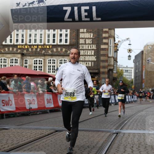 05.10.2025 - 20. swb-Marathon Bremen Yannick Fuchs http://msf.ph/oto/9256917 05.10.2025 10:47:03 Ziel 9413, 10452, 10509, 10661, 10750, 10789, 11189 meine-sportfotos.de