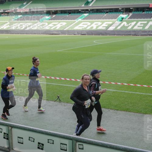 05.10.2025 - 20. swb-Marathon Bremen Michael Burmester http://msf.ph/oto/9256976 05.10.2025 10:44:43 Laufen im Stadion 7007, 7109, 8844, 9012, 9264, 9303, 9342, 9441, 9453, 9479, 9567, 9572, 9631, 9667, 9767, 9768, 9899, 9948, 9970, 10114, 10115, 10190, 10273, 10282, 10339, 10340, 10355, 10364, 10379, 10440, 10441, 10442, 10622, 10647, 10665, 10846, 10984, 11060, 11072, 11085, 11117, 11118, 11139, 11252, 11293, 11318, 11367, 11378, 11381, 11385, 11407, 11448, 11544, 11557, 11560, 11568, 11635, 9011, 9273, 9373, 9374, 9386, 9470, 9819, 9911, 9984, 10036 meine-sportfotos.de