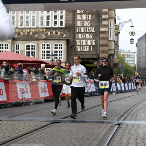 05.10.2025 - 20. swb-Marathon Bremen Yannick Fuchs http://msf.ph/oto/9256983 05.10.2025 10:47:05 Ziel 9413, 10452, 10509, 10661, 10750, 10789, 11189 meine-sportfotos.de