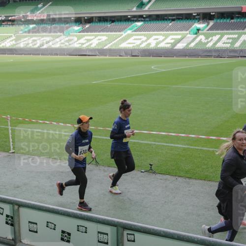 05.10.2025 - 20. swb-Marathon Bremen Michael Burmester http://msf.ph/oto/9256993 05.10.2025 10:44:43 Laufen im Stadion 7007, 7109, 8844, 9012, 9264, 9303, 9342, 9441, 9453, 9479, 9567, 9572, 9631, 9667, 9767, 9768, 9899, 9948, 9970, 10114, 10115, 10190, 10273, 10282, 10339, 10340, 10355, 10364, 10379, 10440, 10441, 10442, 10622, 10647, 10665, 10846, 10984, 11060, 11072, 11085, 11117, 11118, 11139, 11252, 11293, 11318, 11367, 11378, 11381, 11385, 11407, 11448, 11544, 11557, 11560, 11568, 11635, 9011, 9273, 9373, 9374, 9386, 9470, 9819, 9911, 9984, 10036 meine-sportfotos.de