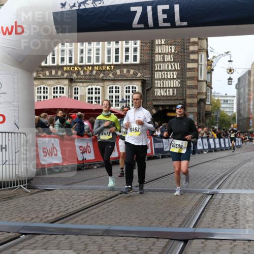 05.10.2025 - 20. swb-Marathon Bremen Yannick Fuchs http://msf.ph/oto/9256997 05.10.2025 10:47:05 Ziel 9413, 10452, 10509, 10661, 10750, 10789, 11189 meine-sportfotos.de
