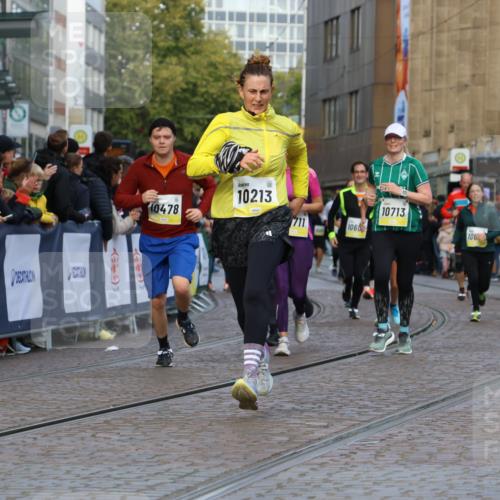 05.10.2025 - 20. swb-Marathon Bremen Strokosch-Dieckow http://msf.ph/oto/9257049 05.10.2025 11:03:36 Ziel 7199, 9315, 9486, 9940, 10213, 10297, 10478, 10711, 10713, 11522, 11589 meine-sportfotos.de