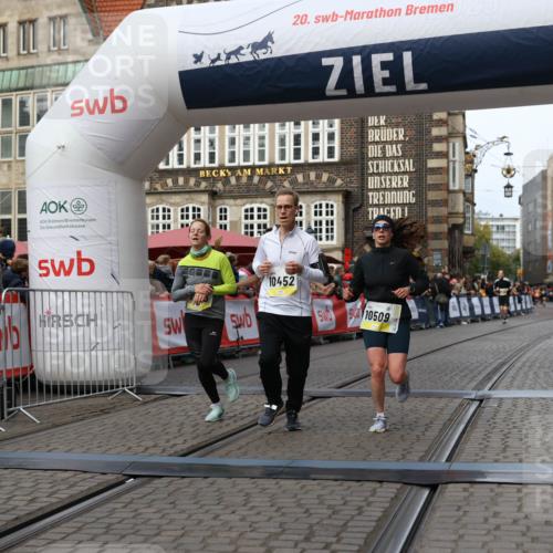 05.10.2025 - 20. swb-Marathon Bremen Yannick Fuchs http://msf.ph/oto/9257062 05.10.2025 10:47:06 Ziel 9413, 10452, 10509, 10661, 10750, 10789, 11189 meine-sportfotos.de