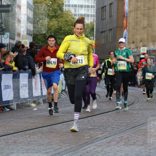 05.10.2025 - 20. swb-Marathon Bremen Strokosch-Dieckow http://msf.ph/oto/9257077 05.10.2025 11:03:37 Ziel 7199, 9315, 9940, 10213, 10297, 10478, 10603, 10604, 10711, 10713, 11522, 11589 meine-sportfotos.de