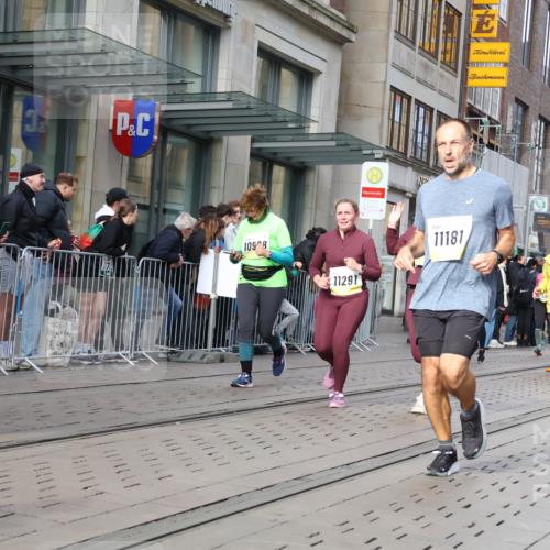 05.10.2025 - 20. swb-Marathon Bremen Strokosch-Dieckow http://msf.ph/oto/9257086 05.10.2025 10:58:09 Ziel 7077, 7163, 9174, 9359, 9430, 9433, 9462, 9472, 9529, 9608, 9714, 9766, 9820, 9913, 10049, 10055, 10084, 10261, 10285, 10368, 10408, 10513, 10527, 10586, 10591, 10679, 10786, 10871, 10936, 10988, 11049, 11078, 11181, 11184, 11291, 11495, 11591, 11700, 11724, 7077, 7163, 9174, 9359, 9430, 9433, 9462, 9472, 9529, 9608, 9714, 9766, 9820, 9913, 10049, 10055, 10084, 10261, 10285, 10368, 10408, 10513, 10527, 10586, 10591, 10679, 10786 meine-sportfotos.de