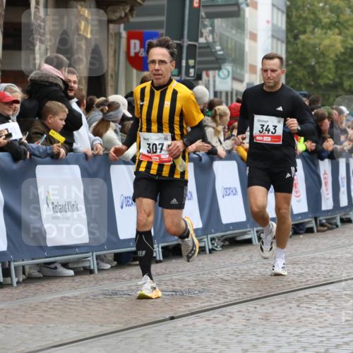 05.10.2025 - 20. swb-Marathon Bremen Strokosch-Dieckow http://msf.ph/oto/9257121 05.10.2025 12:54:42 Ziel 307, 343, 673, 1338, 1837 meine-sportfotos.de