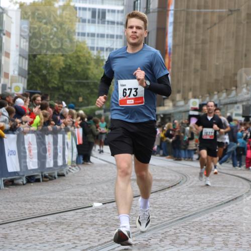 05.10.2025 - 20. swb-Marathon Bremen Strokosch-Dieckow http://msf.ph/oto/9257146 05.10.2025 12:54:45 Ziel 307, 343, 673, 1837, 1849, 7999 meine-sportfotos.de