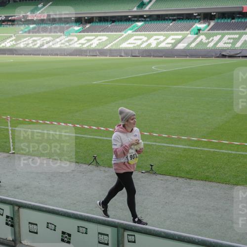 05.10.2025 - 20. swb-Marathon Bremen Michael Burmester http://msf.ph/oto/9257188 05.10.2025 10:44:49 Laufen im Stadion 7007, 7109, 7110, 8476, 8844, 9012, 9242, 9264, 9303, 9342, 9441, 9479, 9567, 9572, 9631, 9667, 9756, 9767, 9768, 9899, 9948, 9970, 10114, 10115, 10190, 10273, 10282, 10292, 10339, 10340, 10355, 10364, 10379, 10622, 10647, 10665, 10671, 10752, 10808, 10842, 10846, 10957, 10984, 11060, 11072, 11085, 11117, 11118, 11139, 11252, 11264, 11293, 11318, 11367, 11375, 11378, 11381, 11385, 11407, 11448, 11544, 11557, 11560, 11568, 11635, 9011, 9373, 9374, 9386, 9453, 9470 meine-sportfotos.de