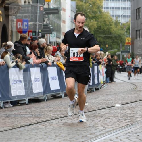 05.10.2025 - 20. swb-Marathon Bremen Strokosch-Dieckow http://msf.ph/oto/9257230 05.10.2025 12:54:50 Ziel 298, 1837, 1849, 7551, 7999 meine-sportfotos.de