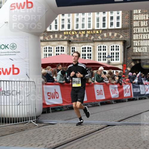 05.10.2025 - 20. swb-Marathon Bremen Yannick Fuchs http://msf.ph/oto/9257246 05.10.2025 10:47:12 Ziel 9413, 9562, 10452, 10509, 10789 meine-sportfotos.de