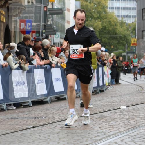 05.10.2025 - 20. swb-Marathon Bremen Strokosch-Dieckow http://msf.ph/oto/9257259 05.10.2025 12:54:50 Ziel 298, 1837, 1849, 7551, 7999 meine-sportfotos.de