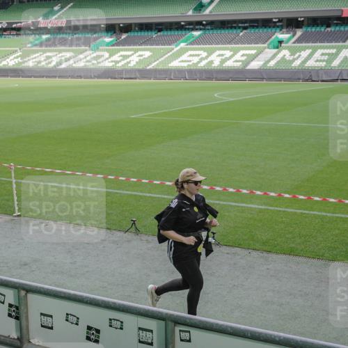 05.10.2025 - 20. swb-Marathon Bremen Michael Burmester http://msf.ph/oto/9257268 05.10.2025 10:44:55 Laufen im Stadion 7007, 7109, 7110, 8476, 8844, 9012, 9242, 9264, 9303, 9342, 9441, 9479, 9567, 9572, 9631, 9667, 9756, 9767, 9768, 9899, 9948, 9970, 10114, 10115, 10190, 10273, 10282, 10292, 10339, 10340, 10364, 10379, 10622, 10647, 10665, 10671, 10752, 10808, 10842, 10846, 10957, 10984, 11060, 11072, 11085, 11117, 11118, 11139, 11252, 11264, 11293, 11367, 11375, 11378, 11385, 11407, 11448, 11544, 11557, 11568, 11635, 9011, 9373, 9374, 9386, 9453, 10355, 10364, 11318, 11560 meine-sportfotos.de