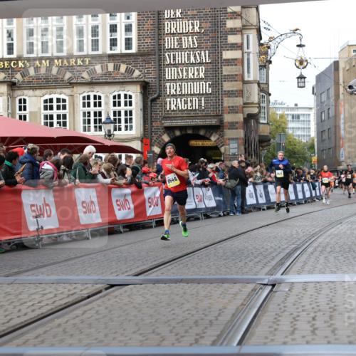 05.10.2025 - 20. swb-Marathon Bremen Yannick Fuchs http://msf.ph/oto/9257279 05.10.2025 10:47:14 Ziel 9546, 9562 meine-sportfotos.de