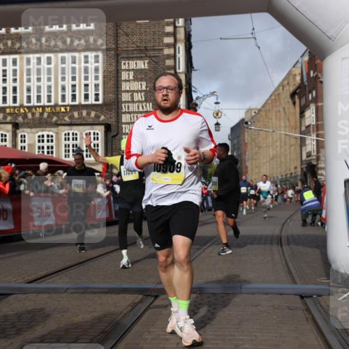 05.10.2025 - 20. swb-Marathon Bremen Yannick Fuchs http://msf.ph/oto/9257285 05.10.2025 10:55:48 Ziel 7165, 9195, 9197, 9492, 9720, 10088, 10107, 10195, 10323, 10475, 10755, 10757, 10909, 11081, 11586, 11588 meine-sportfotos.de