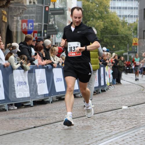 05.10.2025 - 20. swb-Marathon Bremen Strokosch-Dieckow http://msf.ph/oto/9257287 05.10.2025 12:54:50 Ziel 298, 1837, 1849, 7551, 7999 meine-sportfotos.de