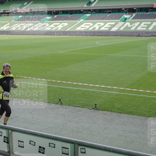 05.10.2025 - 20. swb-Marathon Bremen Michael Burmester http://msf.ph/oto/9257295 05.10.2025 10:44:58 Laufen im Stadion 7007, 7109, 7110, 8476, 8844, 9012, 9242, 9264, 9303, 9342, 9441, 9479, 9567, 9572, 9631, 9667, 9756, 9767, 9768, 9899, 9948, 9970, 10114, 10115, 10190, 10273, 10282, 10292, 10339, 10340, 10379, 10622, 10647, 10665, 10671, 10752, 10808, 10842, 10846, 10957, 10984, 11060, 11072, 11085, 11117, 11118, 11139, 11252, 11264, 11293, 11367, 11375, 11378, 11385, 11407, 11448, 11544, 11557, 11568, 11635, 9373, 9374, 9453, 10355, 10364, 11318, 11560 meine-sportfotos.de