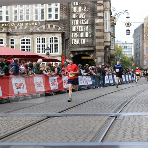 05.10.2025 - 20. swb-Marathon Bremen Yannick Fuchs http://msf.ph/oto/9257298 05.10.2025 10:47:15 Ziel 9546, 9562 meine-sportfotos.de