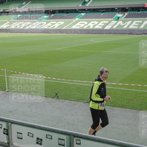 05.10.2025 - 20. swb-Marathon Bremen Michael Burmester http://msf.ph/oto/9257313 05.10.2025 10:44:59 Laufen im Stadion 7007, 7109, 7110, 8476, 8844, 9012, 9242, 9264, 9303, 9342, 9441, 9479, 9567, 9572, 9631, 9667, 9756, 9767, 9768, 9899, 9948, 9970, 10000, 10114, 10115, 10190, 10273, 10282, 10292, 10339, 10340, 10379, 10622, 10647, 10665, 10671, 10752, 10808, 10842, 10846, 10957, 10984, 11060, 11072, 11085, 11117, 11118, 11139, 11252, 11264, 11293, 11367, 11375, 11378, 11385, 11407, 11448, 11544, 11557, 11568, 11635, 8844, 9373, 9374, 9453, 10355, 10364, 11318, 11560 meine-sportfotos.de