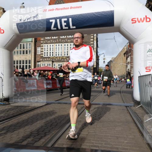 05.10.2025 - 20. swb-Marathon Bremen Yannick Fuchs http://msf.ph/oto/9257314 05.10.2025 10:55:49 Ziel 7165, 9195, 9197, 9492, 9621, 9720, 9882, 10088, 10107, 10195, 10287, 10323, 10475, 10755, 10757, 10800, 10909, 11081, 11586, 11588, 11624 meine-sportfotos.de