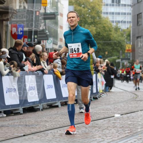 05.10.2025 - 20. swb-Marathon Bremen Strokosch-Dieckow http://msf.ph/oto/9257318 05.10.2025 12:54:52 Ziel 298, 508, 1837, 1849, 7551, 7999 meine-sportfotos.de