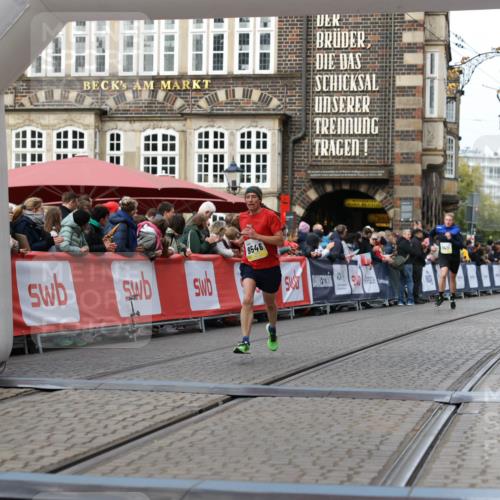 05.10.2025 - 20. swb-Marathon Bremen Yannick Fuchs http://msf.ph/oto/9257321 05.10.2025 10:47:15 Ziel 9546, 9562 meine-sportfotos.de