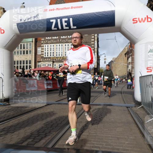 05.10.2025 - 20. swb-Marathon Bremen Yannick Fuchs http://msf.ph/oto/9257322 05.10.2025 10:55:49 Ziel 7165, 9195, 9197, 9492, 9621, 9720, 9882, 10088, 10107, 10195, 10287, 10323, 10475, 10755, 10757, 10800, 10909, 11081, 11586, 11588, 11624 meine-sportfotos.de