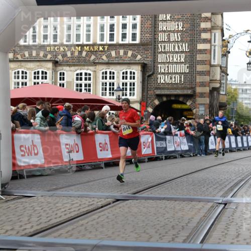 05.10.2025 - 20. swb-Marathon Bremen Yannick Fuchs http://msf.ph/oto/9257328 05.10.2025 10:47:15 Ziel 9546, 9562 meine-sportfotos.de
