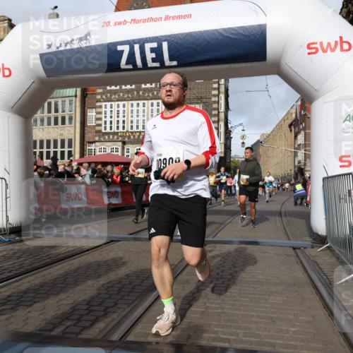 05.10.2025 - 20. swb-Marathon Bremen Yannick Fuchs http://msf.ph/oto/9257333 05.10.2025 10:55:49 Ziel 7165, 9195, 9197, 9492, 9621, 9720, 9882, 10088, 10107, 10195, 10287, 10323, 10475, 10755, 10757, 10800, 10909, 11081, 11586, 11588, 11624 meine-sportfotos.de