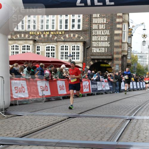 05.10.2025 - 20. swb-Marathon Bremen Yannick Fuchs http://msf.ph/oto/9257336 05.10.2025 10:47:15 Ziel 9546, 9562 meine-sportfotos.de