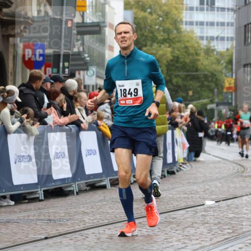 05.10.2025 - 20. swb-Marathon Bremen Strokosch-Dieckow http://msf.ph/oto/9257342 05.10.2025 12:54:52 Ziel 298, 508, 1837, 1849, 7551, 7999 meine-sportfotos.de