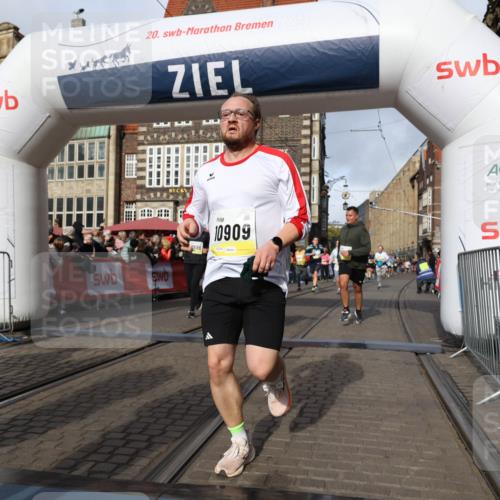 05.10.2025 - 20. swb-Marathon Bremen Yannick Fuchs http://msf.ph/oto/9257343 05.10.2025 10:55:49 Ziel 7165, 9195, 9197, 9492, 9621, 9720, 9882, 10088, 10107, 10195, 10287, 10323, 10475, 10755, 10757, 10800, 10909, 11081, 11586, 11588, 11624 meine-sportfotos.de