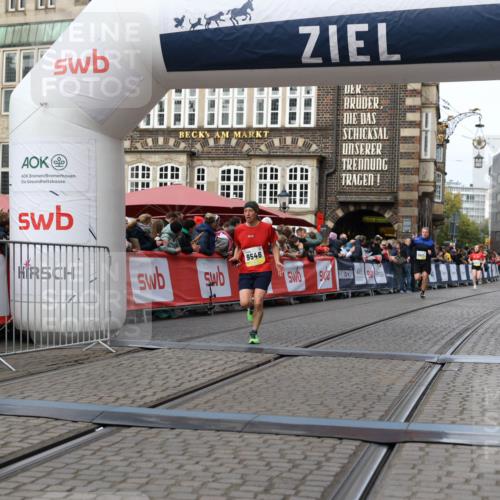 05.10.2025 - 20. swb-Marathon Bremen Yannick Fuchs http://msf.ph/oto/9257346 05.10.2025 10:47:16 Ziel 9546, 9562 meine-sportfotos.de