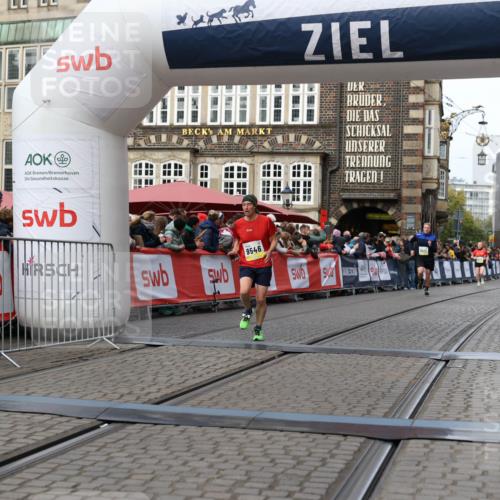 05.10.2025 - 20. swb-Marathon Bremen Yannick Fuchs http://msf.ph/oto/9257355 05.10.2025 10:47:16 Ziel 9546, 9562 meine-sportfotos.de