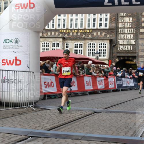 05.10.2025 - 20. swb-Marathon Bremen Yannick Fuchs http://msf.ph/oto/9257366 05.10.2025 10:47:17 Ziel 9411, 9546, 9562 meine-sportfotos.de