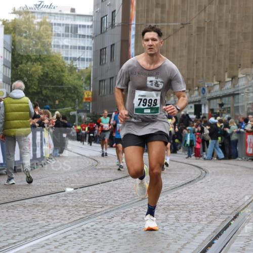 05.10.2025 - 20. swb-Marathon Bremen Strokosch-Dieckow http://msf.ph/oto/9257368 05.10.2025 12:54:53 Ziel 298, 508, 1837, 1849, 7551, 7999, 8849 meine-sportfotos.de
