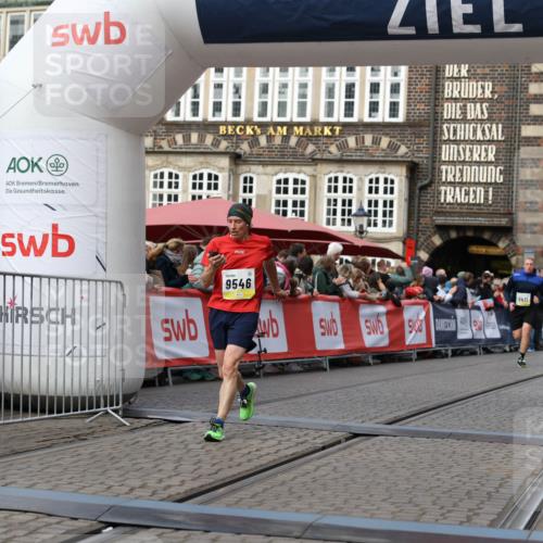 05.10.2025 - 20. swb-Marathon Bremen Yannick Fuchs http://msf.ph/oto/9257377 05.10.2025 10:47:17 Ziel 9411, 9546, 9562 meine-sportfotos.de