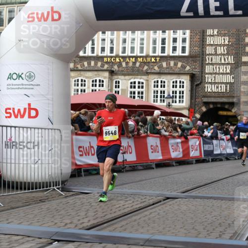05.10.2025 - 20. swb-Marathon Bremen Yannick Fuchs http://msf.ph/oto/9257388 05.10.2025 10:47:17 Ziel 9411, 9546, 9562 meine-sportfotos.de