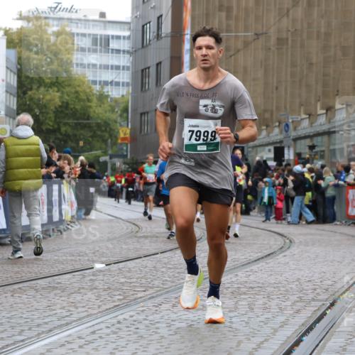 05.10.2025 - 20. swb-Marathon Bremen Strokosch-Dieckow http://msf.ph/oto/9257393 05.10.2025 12:54:54 Ziel 298, 508, 1849, 7551, 7999, 8849 meine-sportfotos.de