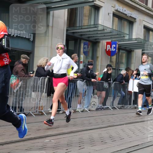 05.10.2025 - 20. swb-Marathon Bremen Strokosch-Dieckow http://msf.ph/oto/9257399 05.10.2025 10:58:21 Ziel 7163, 8585, 9346, 9349, 9359, 9370, 9430, 9472, 9529, 9540, 9622, 9714, 9766, 9820, 9913, 10049, 10055, 10080, 10261, 10263, 10285, 10408, 10513, 10527, 10560, 10561, 10591, 10679, 10871, 10936, 10988, 11078, 11290, 11483, 11651, 7163, 8585, 9346, 9349, 9359, 9370, 9430, 9472, 9529, 9540, 9622, 9714, 9766, 9820, 9913, 10049, 10055, 10080, 10261, 10263, 10285, 10408, 10513, 10527, 10560, 10561, 10591, 10679, 11290, 11483, 11651 meine-sportfotos.de