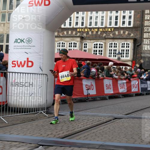 05.10.2025 - 20. swb-Marathon Bremen Yannick Fuchs http://msf.ph/oto/9257400 05.10.2025 10:47:17 Ziel 9411, 9546, 9562 meine-sportfotos.de
