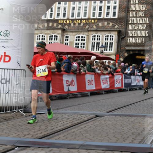 05.10.2025 - 20. swb-Marathon Bremen Yannick Fuchs http://msf.ph/oto/9257410 05.10.2025 10:47:17 Ziel 9411, 9546, 9562 meine-sportfotos.de