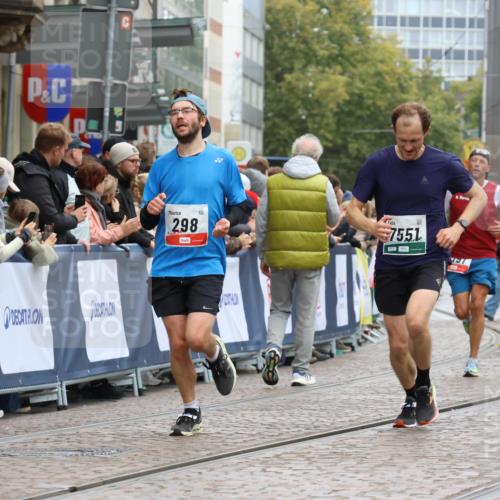 05.10.2025 - 20. swb-Marathon Bremen Strokosch-Dieckow http://msf.ph/oto/9257420 05.10.2025 12:54:57 Ziel 298, 508, 2151, 4807, 7551, 8849 meine-sportfotos.de