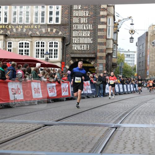 05.10.2025 - 20. swb-Marathon Bremen Yannick Fuchs http://msf.ph/oto/9257423 05.10.2025 10:47:18 Ziel 9411, 9546, 9562 meine-sportfotos.de