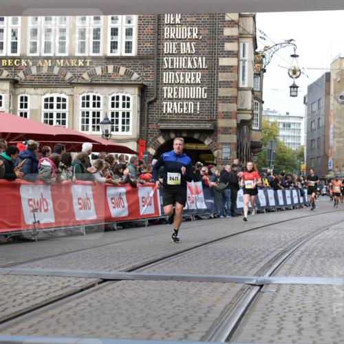 05.10.2025 - 20. swb-Marathon Bremen Yannick Fuchs http://msf.ph/oto/9257433 05.10.2025 10:47:18 Ziel 9411, 9546, 9562 meine-sportfotos.de
