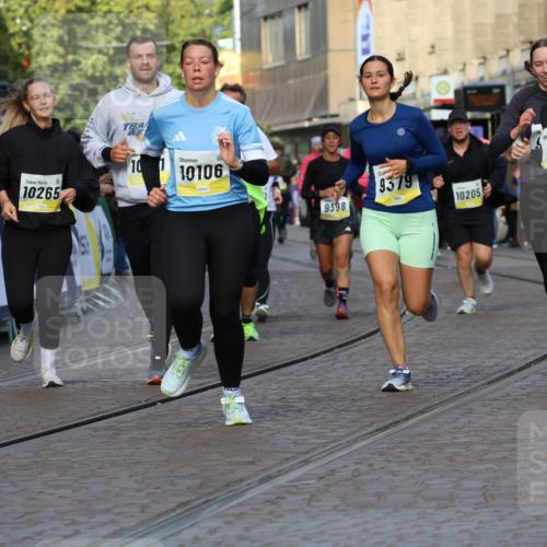 05.10.2025 - 20. swb-Marathon Bremen Strokosch-Dieckow http://msf.ph/oto/9257436 05.10.2025 11:03:52 Ziel 7788, 9241, 9379, 9571, 10106, 10265, 10271, 11039, 11183, 11272, 11609 meine-sportfotos.de