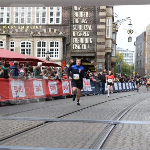 05.10.2025 - 20. swb-Marathon Bremen Yannick Fuchs http://msf.ph/oto/9257443 05.10.2025 10:47:18 Ziel 9411, 9546, 9562 meine-sportfotos.de